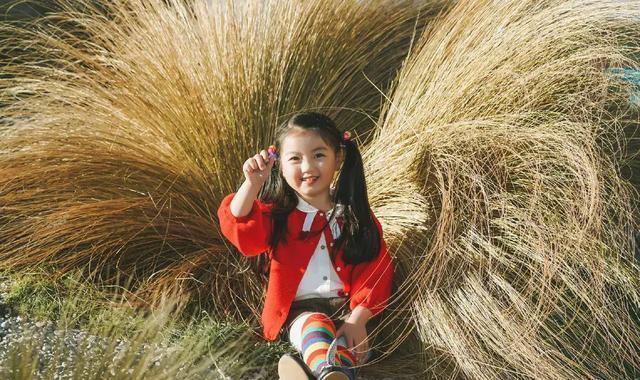 因长得可爱被家人当作“摇钱树”的她,4岁爆红,7岁巨星范十足