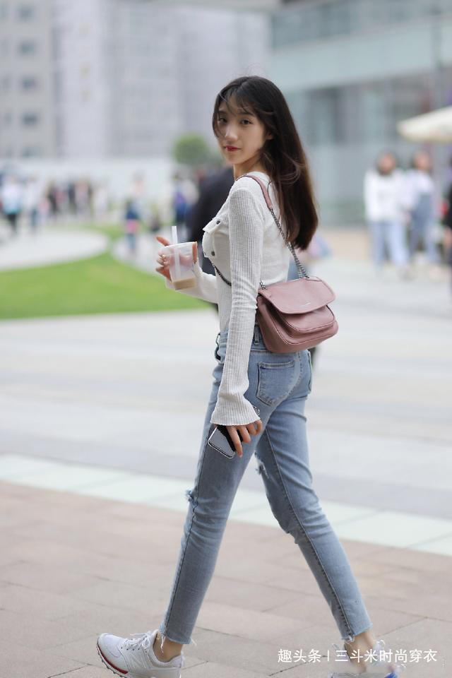 装扮 小姐姐搭配牛仔裤,装扮出自然美感,简约风向你袭来!