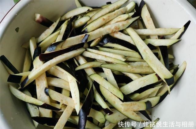 茄子|茄子和这个食材是绝配,做法少油更健康,好吃入味更下饭