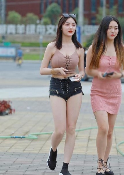 运动鞋|大热天,随便扯一块“布”补成上衣,展示迷人的锁骨