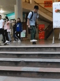 |搞笑GIF：看了这个才知道天底下都是一样的女人