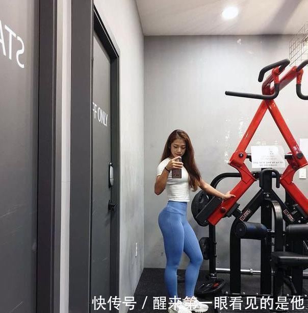 女子|女子非常热爱健身, 马甲线身材被赞美, 只是下半身有点显腿粗!