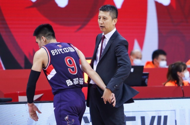 崔万军|CBA正式官宣！郭士强爱将完成续约，拒绝北京首钢挖人