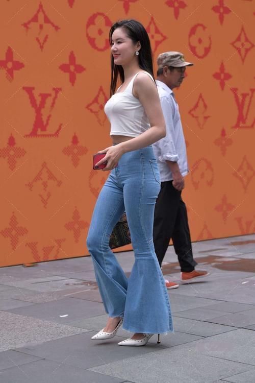 时尚：牛仔裤搭配高筒靴，特别适合身高腿长的女生