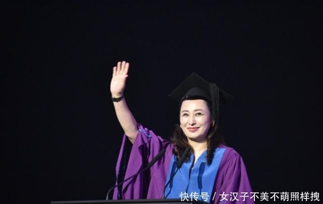 汕头大学现任女校长: 美貌与实力并存, 现已50多岁的她赢得学生认可