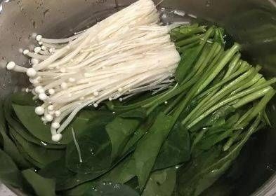 冬季，我常给家人做这菜，清爽可口，开胃又下饭，简单一拌就搞定