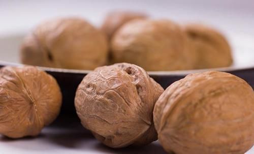 常吃核桃,好处比较多,医生却说:3种人吃了对身体并不好