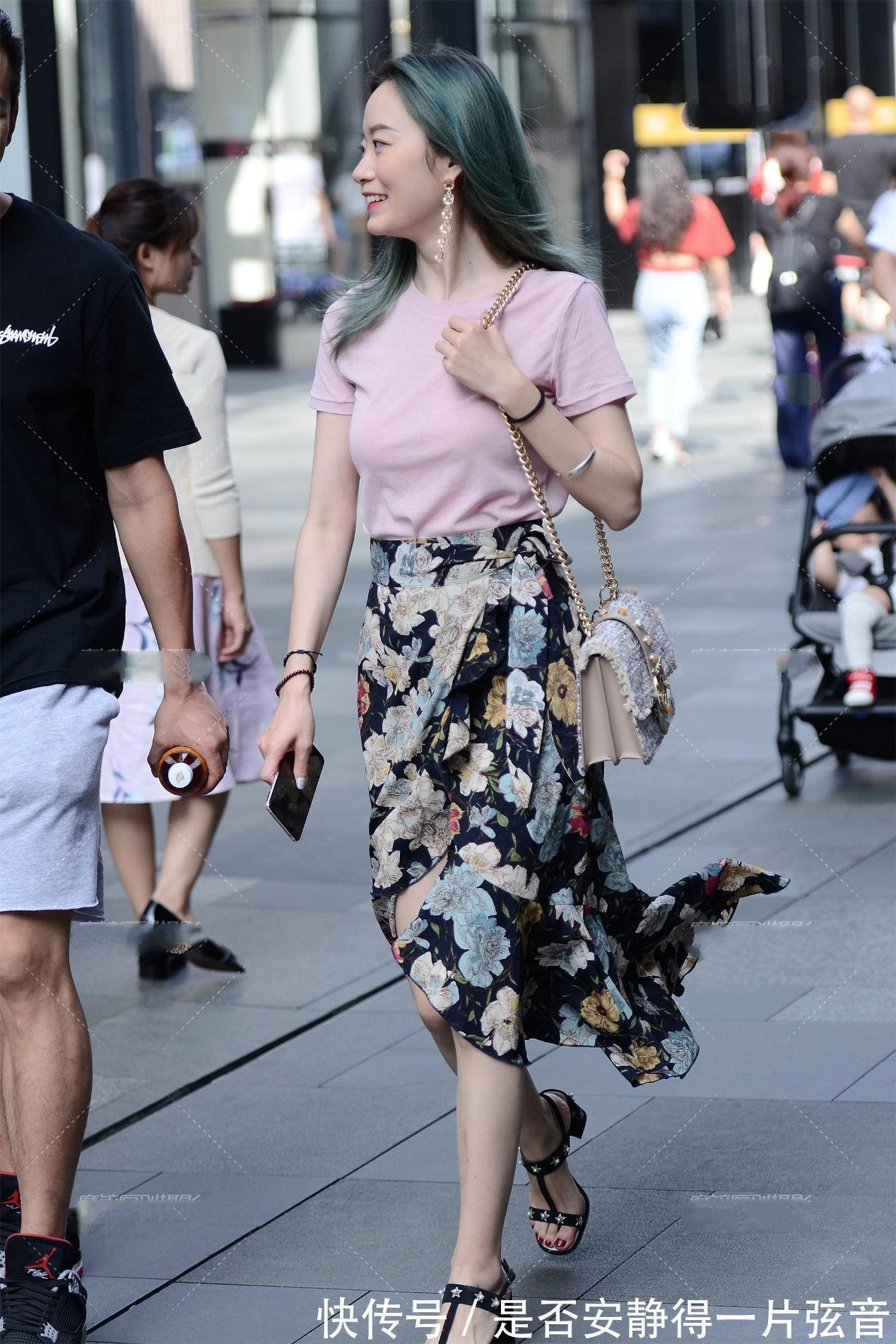 皮粉色 皮粉色上衣, 搭配黑色碎花裙, 青春美丽