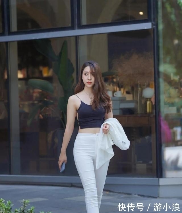 搭配 姣好的容颜搭配一条温柔的瑜伽裤,把身姿的美感放大,简约优美