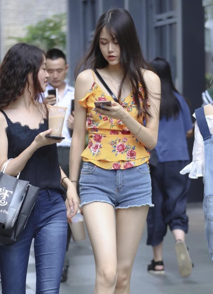 街拍“吊带姐姐”出街,腿长真的了不起,有超模的感觉