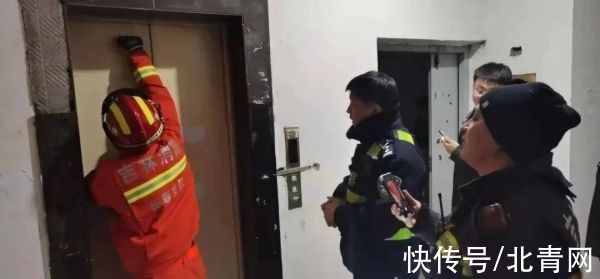 男子|男子被困电梯 民警快速施救