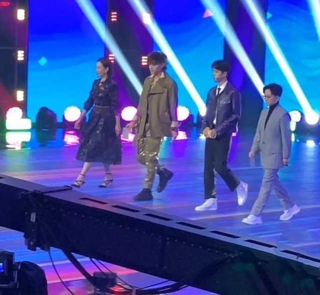 王一博录制《华彩》路透!和黄子韬站在一起,身高却意外亮了