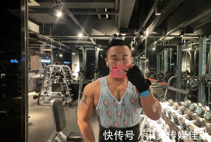 翘臀|名媛胡子飞机头，健身练就一身肌肉，蹲腿塑造出的翘臀肉眼可见！