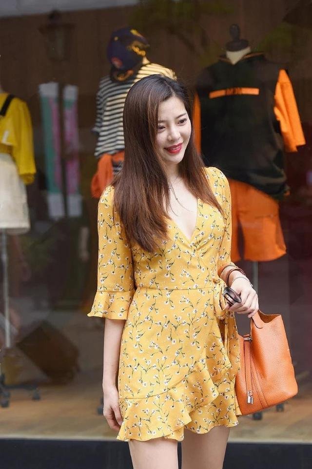 可甜可盐的修身连衣裙，夏日必不可少，时尚又优雅，谁穿谁美