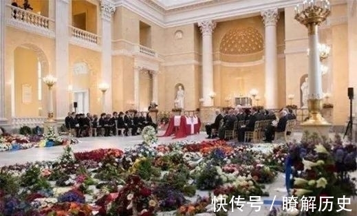 toi 对于女人来说，不管是多少岁，戒指都是生活中不可或缺的部分