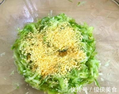 淀粉|做萝卜丸子，加淀粉还是面粉？大厨教你这样做，金黄酥脆，特别香