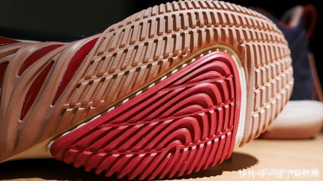 颜值设计双满分!首款“高端外场实战鞋”究竟有何玄机