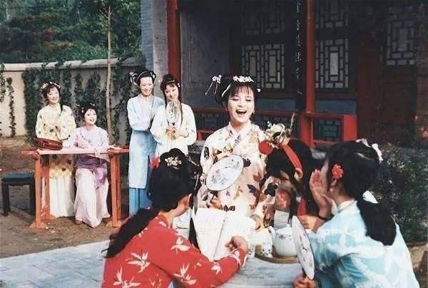 黛玉|黛玉去世,为何只有探春和李纨陪着她?其他人忙着宝玉和宝钗结婚