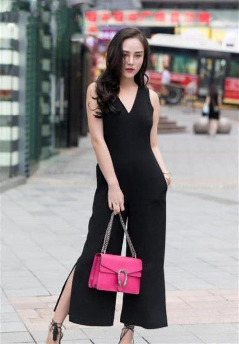 街拍身材娇小玲珑的小美女,白色露肩上衣配短裙,秀出纤细腰肢