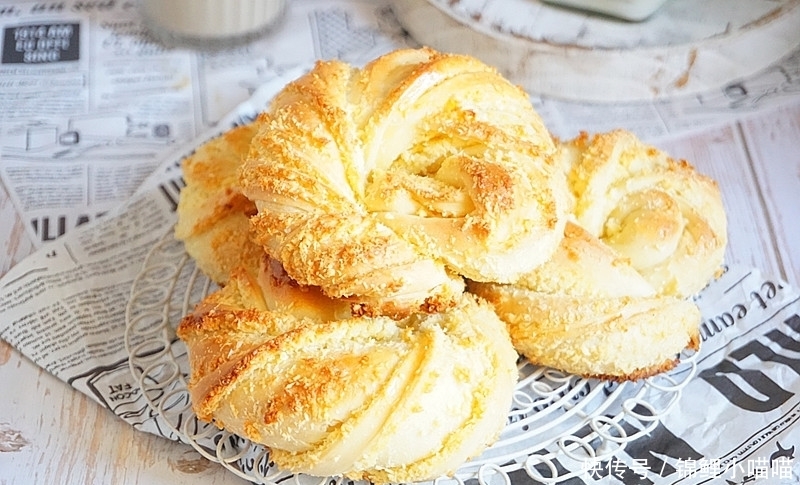 面团|面包店热卖的椰蓉面包圈,自己在家做特简单,满屋飘香,外脆内软