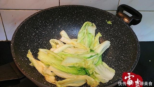 炒白菜时多加一味料,上桌都抢着吃,人间美味呀