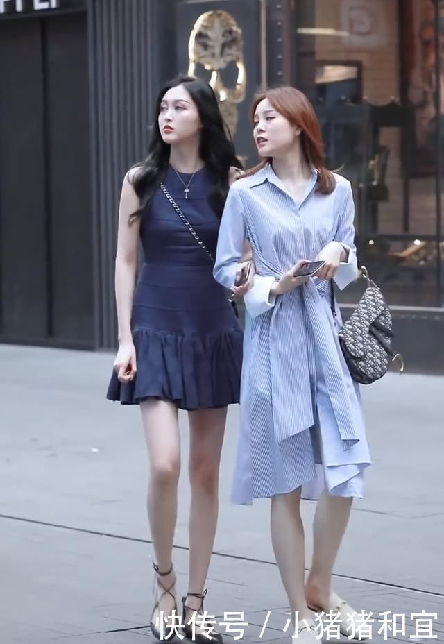 街拍从正面看我选右边的妹子,因为瘦,但是看后面她闺蜜稳赢