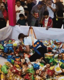 |搞笑GIF:姑娘 不行就别硬撑了 我看着都觉得尴尬