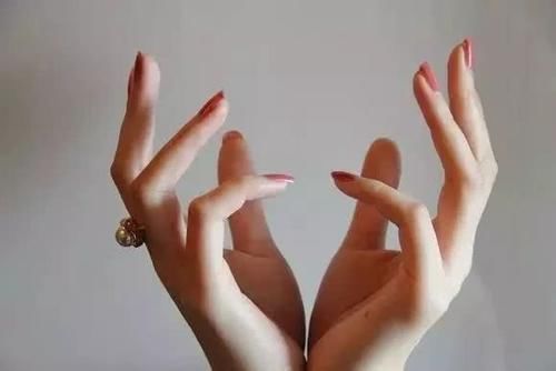 如何让双手达到“手模”标准掌握3种方法，让你的手指又细又长