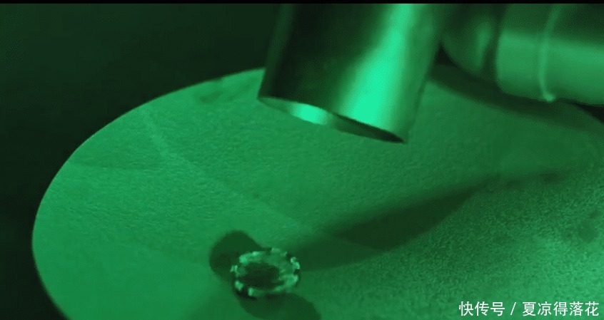 大鼎|澤塔奧特曼制作一枚怪獸勛章要多久只要3秒，那奧特勛章呢！