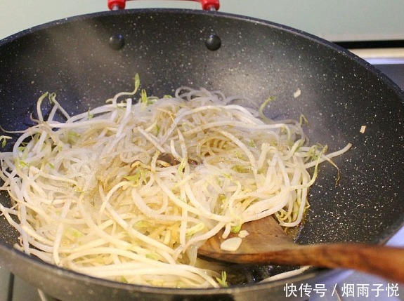 炒粉条,泡软直接炒就错了,做好2步,不粘连不起坨,爽滑又入味