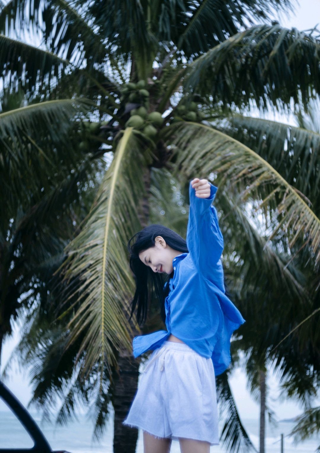 章若楠真会穿!黑色长款羽绒服保暖舒适,戴黑框眼镜也难掩女神范