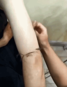 |搞笑GIF:看着都觉得好痛 赶紧喝口饮料压压惊