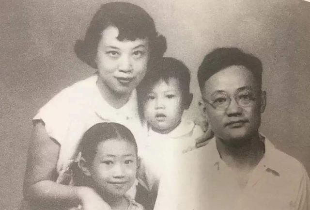 再忆萧珊&妻子病故,他拒绝下葬,将骨灰放在枕边33年,晚年感叹长寿是折磨