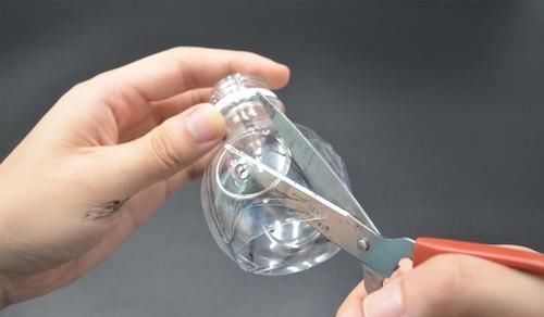 扫把上套个塑料瓶,放在家里特别实用,一年能省不少钱,涨知识了