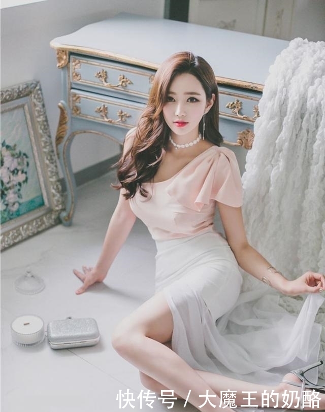 清纯美女写真:和谐的穿搭,巧妙的造型,彰显丰姿冶丽