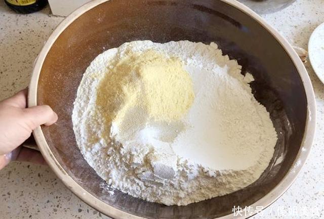 发面万万别只用酵母粉,多加这2样,馒头暄软劲道,比蛋糕还好吃