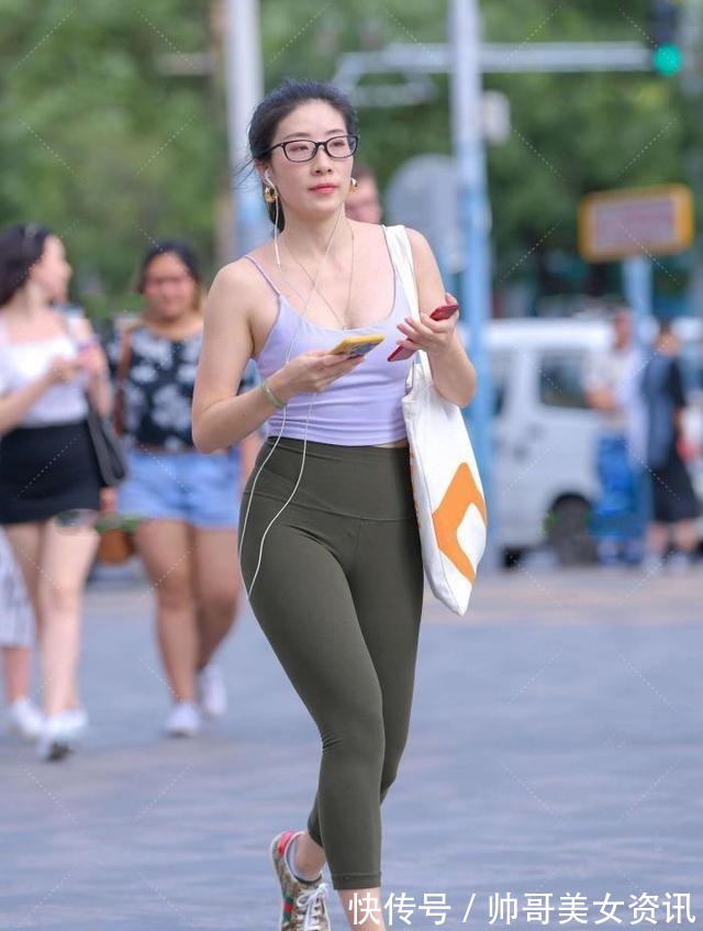 紧身衣 军绿瑜伽裤和白色吊带，修身舒适，简单创造休闲风格！
