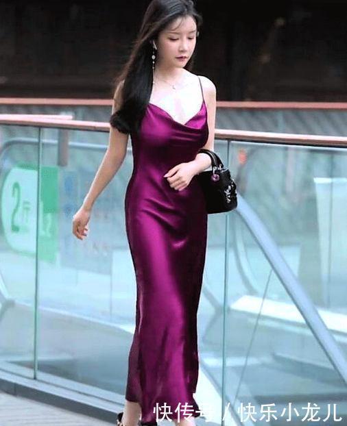 洒脱|女神穿真丝裙飘逸洒脱,秀出白皙香肩,不知道会上哪里车