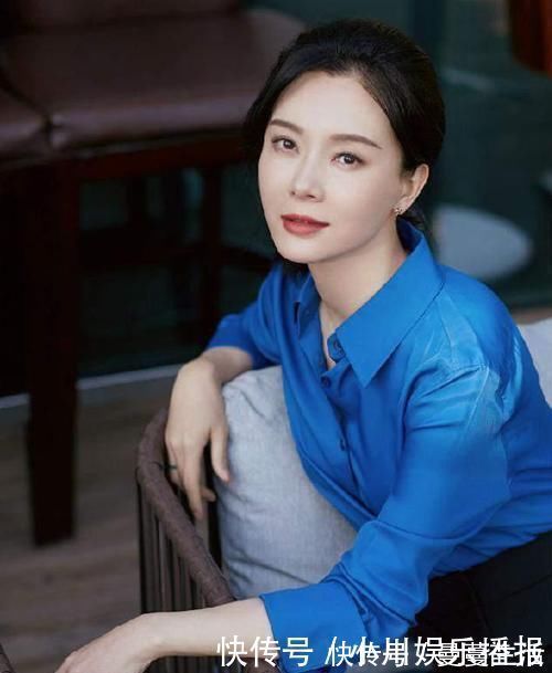 马尾|脸上有3个“特征”的女生,别总披头散发,扎头发露五官更女神