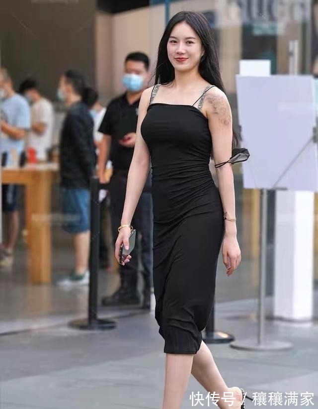 搭配 小姐姐黑色的裙子搭配,清凉舒适,很有时尚气质