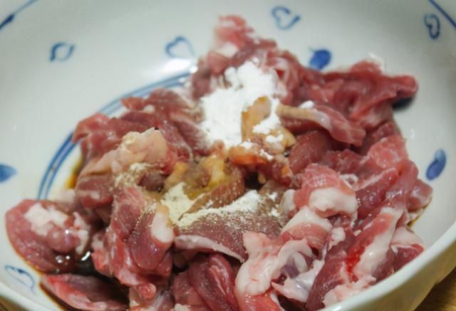 不管炒啥肉,别放淀粉腌制了,教你正确做法,肉鲜嫩还流汁