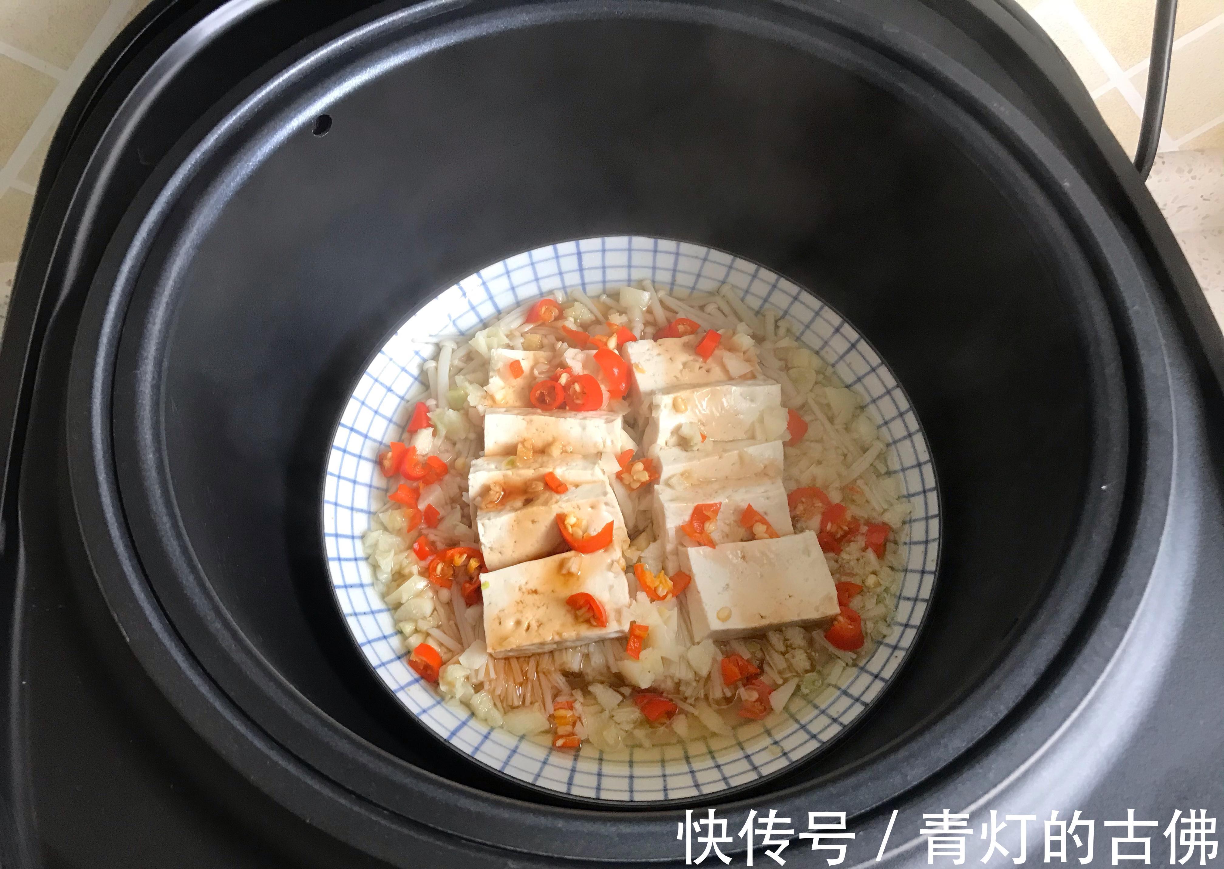 家常蚝油金针菇蒸豆腐，鲜美可口，蒸一蒸就出锅太简单了