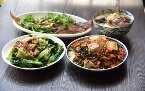 一家三口的简单晚餐，有荤有素有汤水，好吃不浪费，全部吃光光！