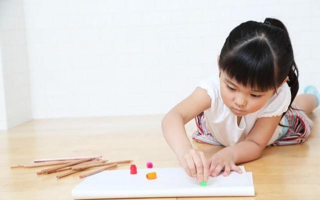 情绪|孩子又不肯上学？我如何从娃的涂鸦绘画中，读懂了孩子的恐惧情绪