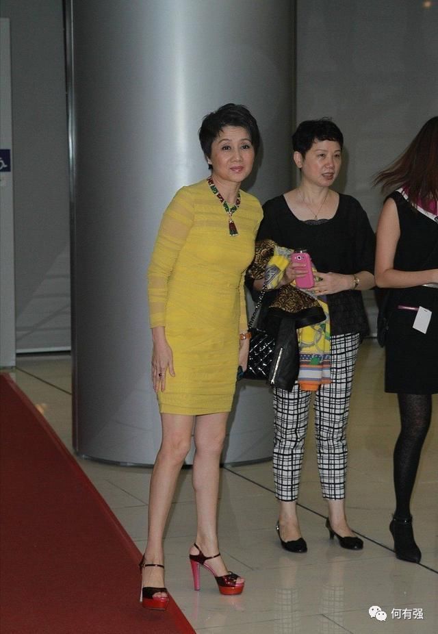 赌王|赌王四太梁安琪真有品味,黄色连衣裙气场全开,剪超短发利落大气