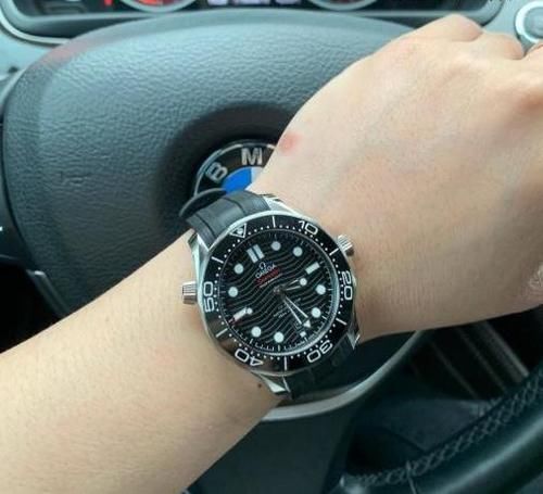 男人要有三块表？欧米茄海马：一块百搭的潜水表足够了