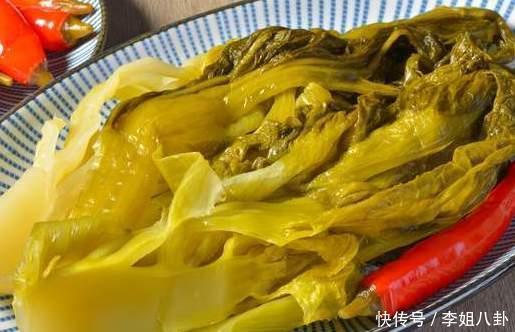 腌酸菜,别只知道加盐,牢记2个要点,坛子不生花,酸菜更酸脆
