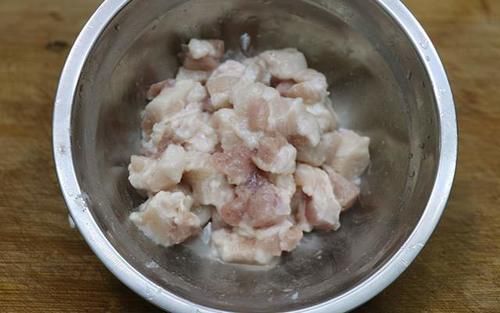 土豆不要炒土豆丝了,教你一道传统老菜炒三丁,做法简单好吃下饭