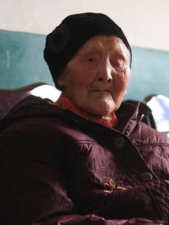 一日三餐|104岁老人抽烟喝酒不运动，老人长寿很简单，有一件事不要碰