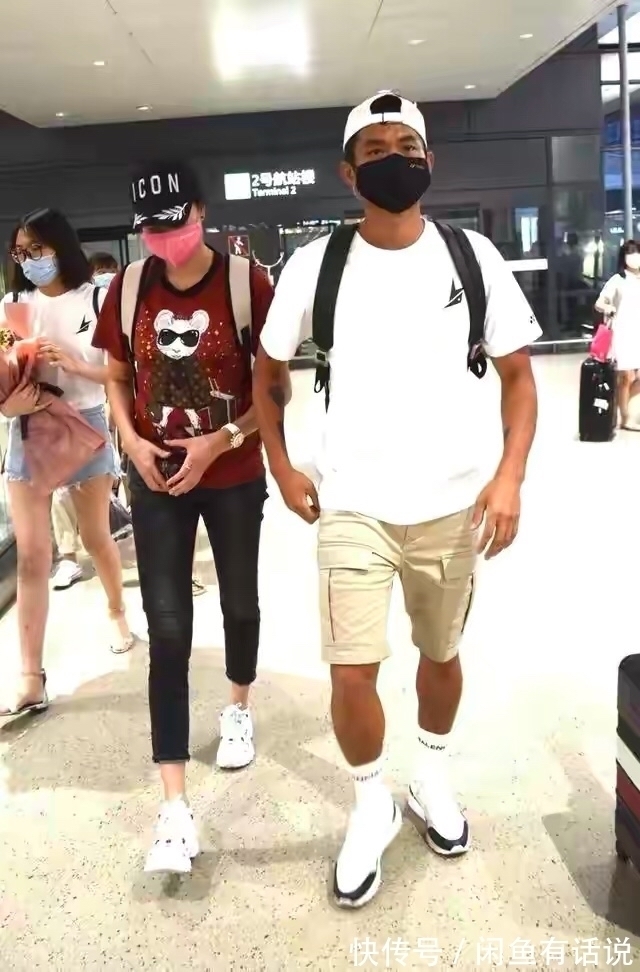 黑白配 谢杏芳和林丹走机场,1米78硬把基础款穿时髦,一双大长腿太瞩目